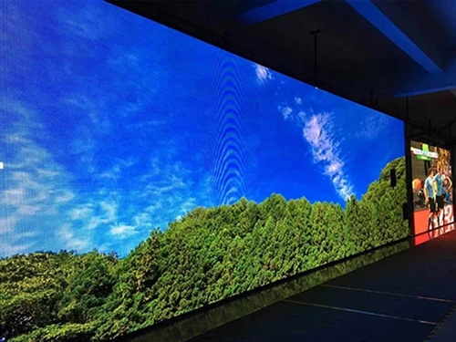 LED ディスプレイのモアレ効果: カメラが存在しない波を認識する理由 — およびそれらを除去する方法
